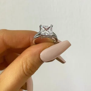 Ringe mit funkelndem Zirkoniastein